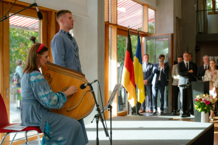 Ausstellung „Schwarzmeerdeutsche“ beim Empfang zum 35. Jahrestag der ukrainischen Unabhängigkeit in Berlin präsentiert