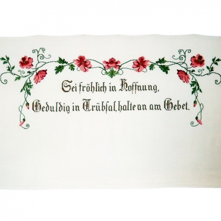 Панно-шпрух з текстом: «Лишайся радісним у надії, терплячим у скорботі, тримаючись молитви»