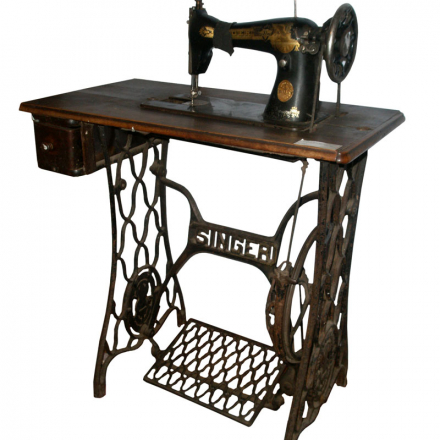 Машина швейна з ножним приводом