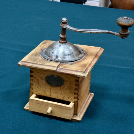 Ручний млин (кавомолка)