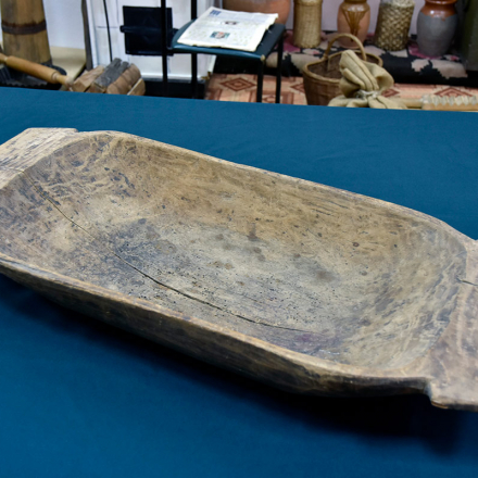 Дерев’яне корито для замішування тіста