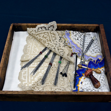 Зразки рукоділля та приладдя для їх виготовлення