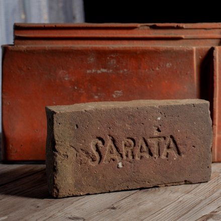 Цегла і черепиця місцевого виробництва