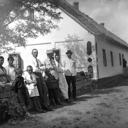 Колонія Ватерлоо. (Березанські колонії). Будинок із групою людей [второй справа &mdash; Г. Бахман, третий &mdash; В. М. Жирмунский]